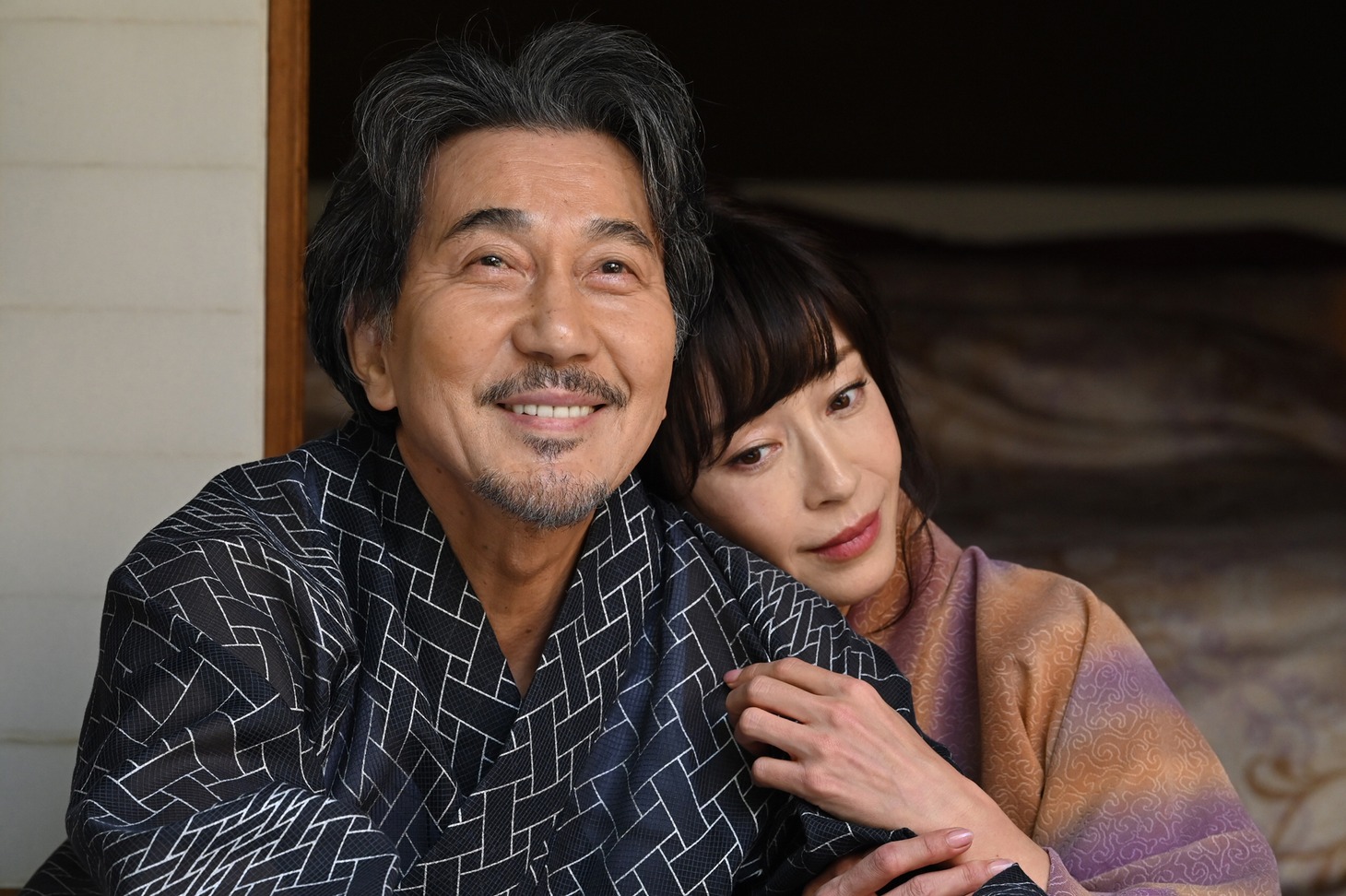左から役所広司演じる矢島嘉蔵、宮沢りえ演じる浜田文乃。