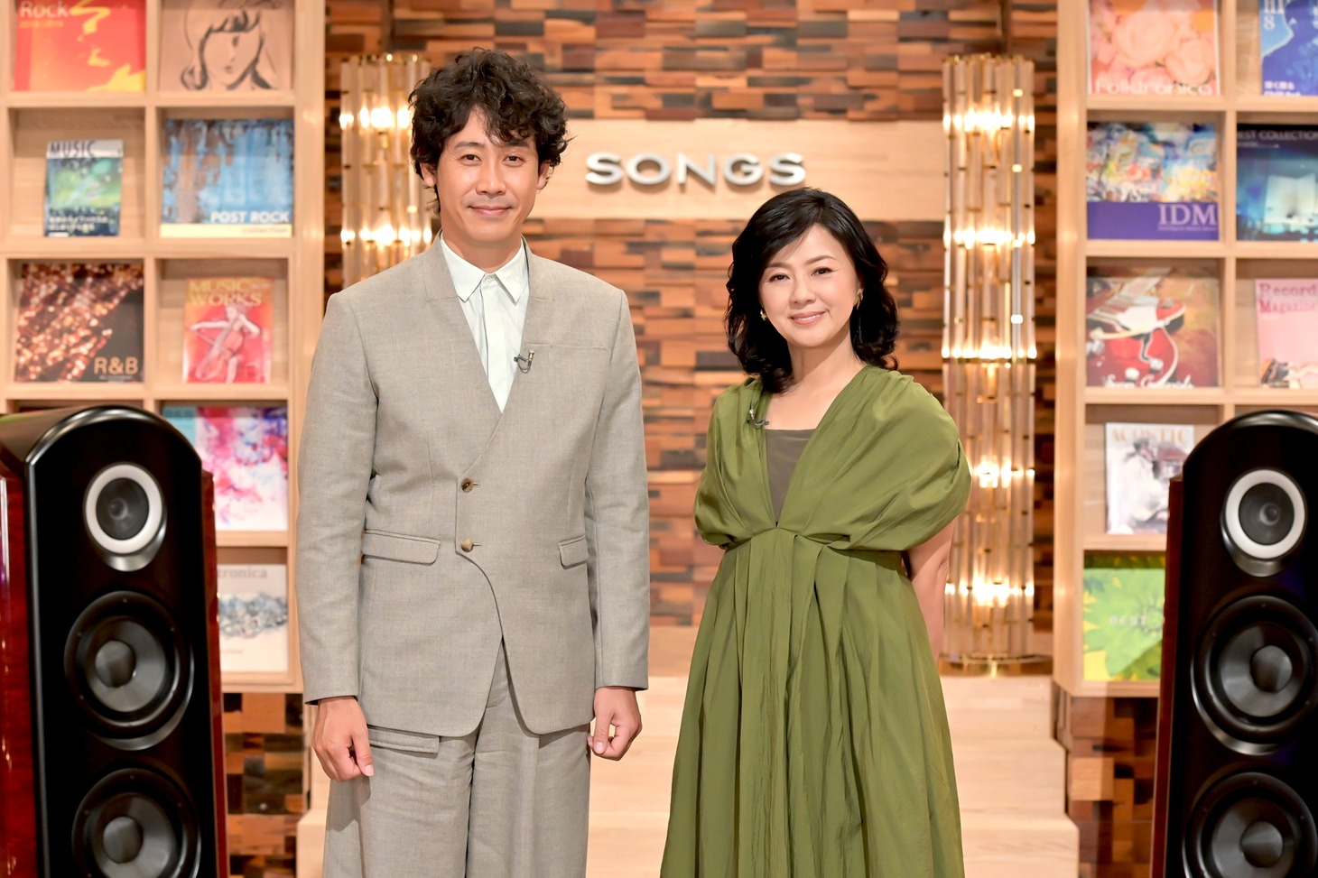 左から大泉洋、薬師丸ひろ子。