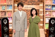左から大泉洋、薬師丸ひろ子。