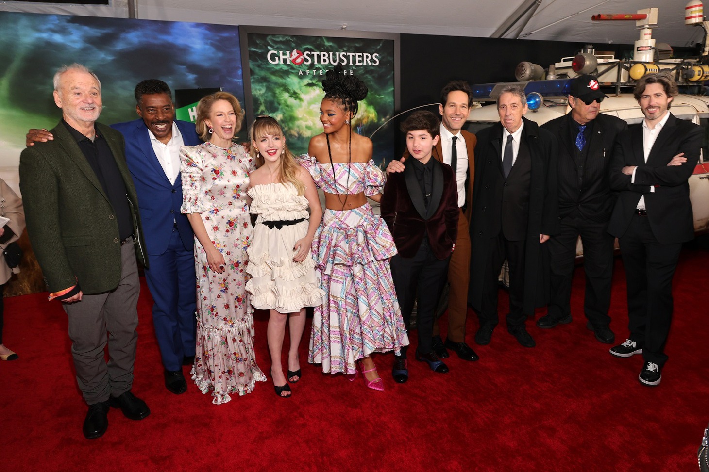 左からビル・マーレイ、アーニー・ハドソン、キャリー・クーン、マッケナ・グレイス、セレステ・オコナー、ローガン・キム、ポール・ラッド、アイヴァン・ライトマン、ダン・エイクロイド、ジェイソン・ライトマン。