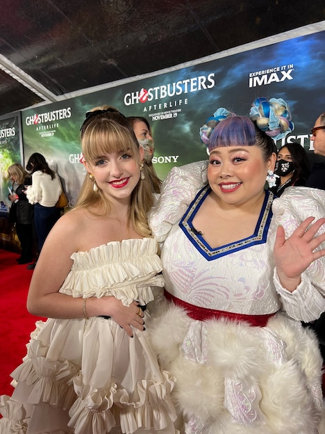 左からマッケナ・グレイス、渡辺直美。