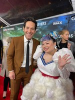 左からポール・ラッド、渡辺直美。