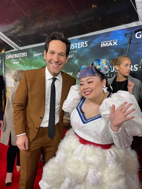 左からポール・ラッド、渡辺直美。