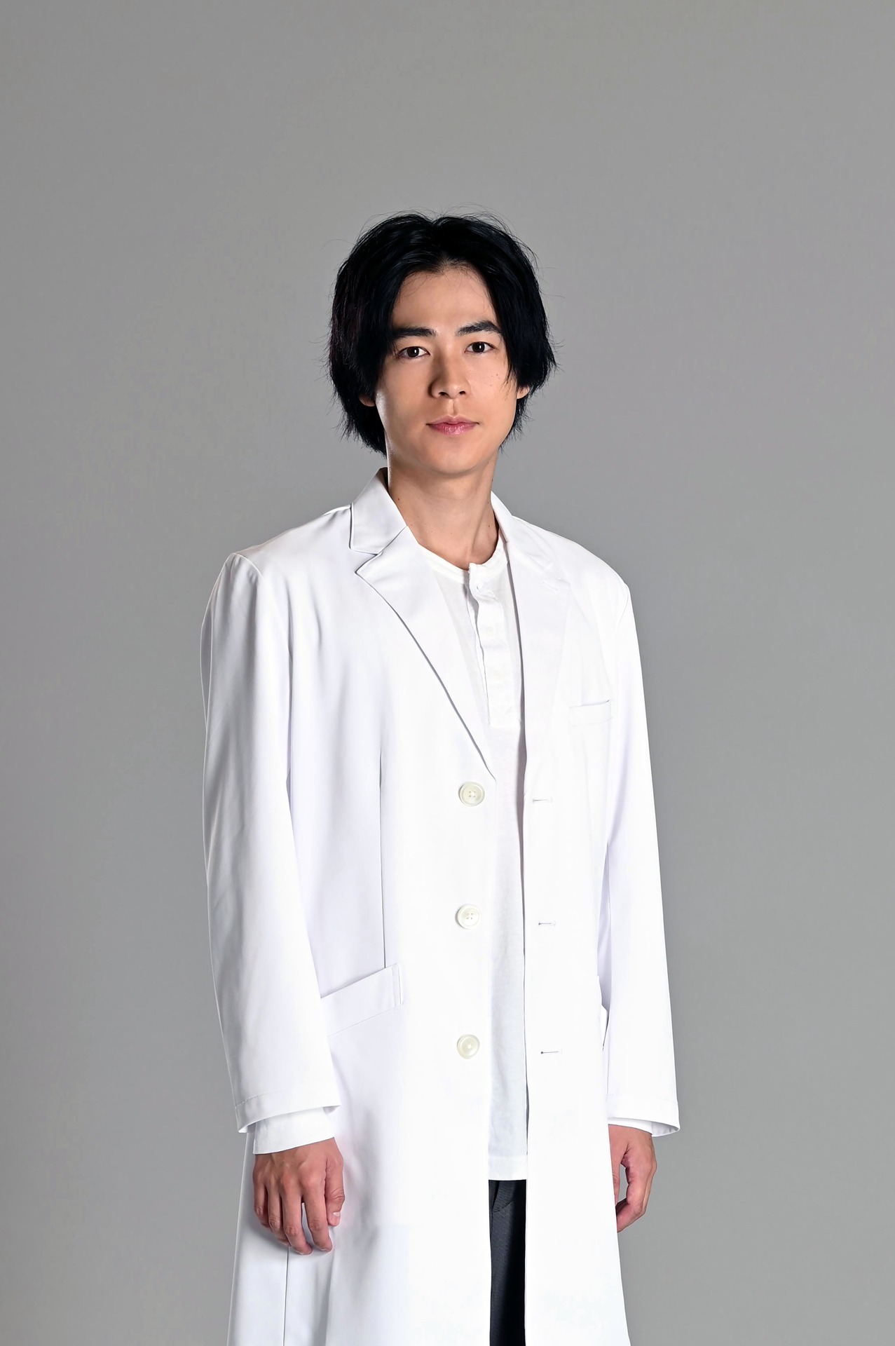 成田凌演じる藤木圭介の外科医としての姿。