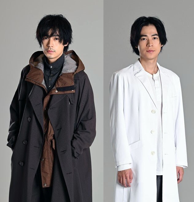 成田凌演じる藤木圭介の逃亡者としての姿(左)と外科医としての姿(右)。