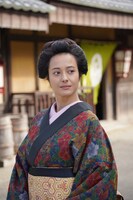 浦浜アリサ演じるえま。