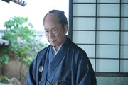 武田鉄矢演じる周田親政。