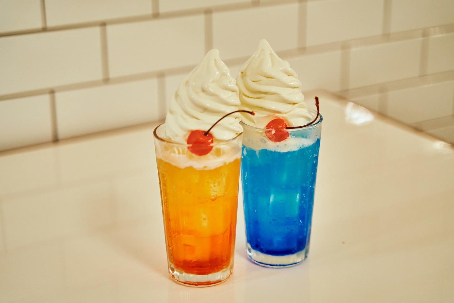 ON THE CORNER Shibuyaで販売されるオリジナルクリームソーダの「サンディ」（左）と「エロイーズ」（右）。（各税込900円）