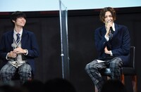 左から萩原利久、八木勇征。