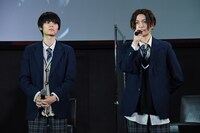 左から萩原利久、八木勇征。