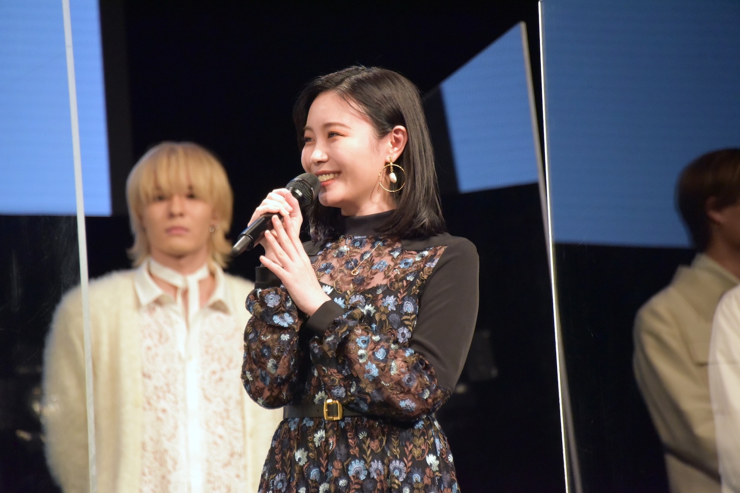 伶