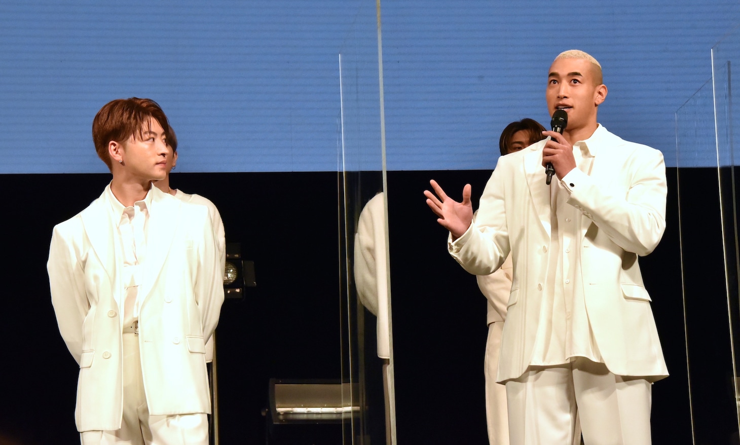 左から佐野玲於、関口メンディー。