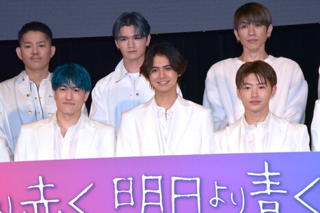 前列左から中務裕太、片寄涼太、佐野玲於。