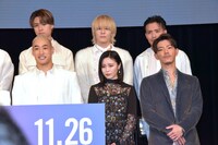 前列左から関口メンディー、伶、KAZUKI。