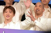 佐野玲於（左）にちょっかいをかけられる関口メンディー（右）。