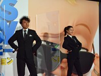 左からムロツヨシ、芳根京子。