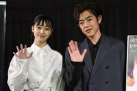 左から山田愛奈、吉村界人。