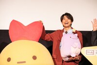 えびふらいのしっぽ（左）の先端に手を置く井ノ原快彦（右）。