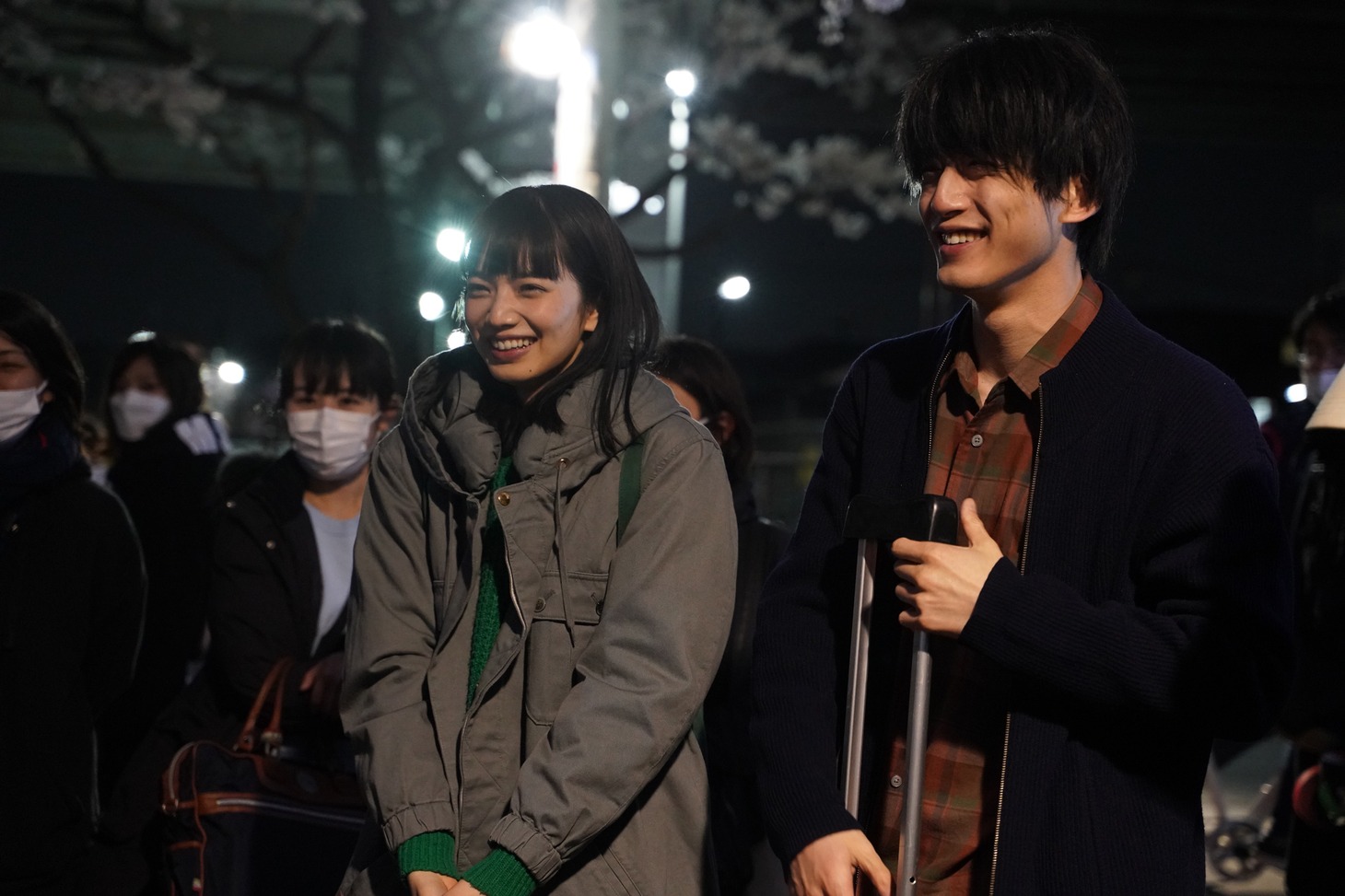 「余命10年」メイキング写真。左から小松菜奈、坂口健太郎。