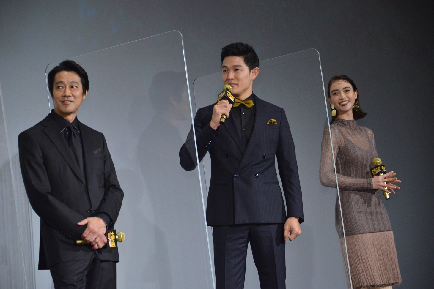 左から堤真一、鈴木亮平、滝沢カレン。