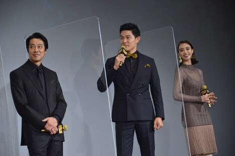 左から堤真一、鈴木亮平、滝沢カレン。