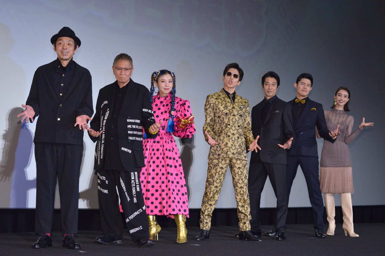 「土竜の唄 FINAL」初日舞台挨拶の様子。左から宮藤官九郎、三池崇史、仲里依紗、生田斗真、堤真一、鈴木亮平、滝沢カレン。