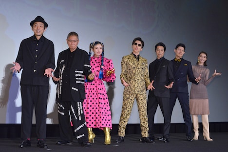 「土竜の唄 FINAL」初日舞台挨拶の様子。左から宮藤官九郎、三池崇史、仲里依紗、生田斗真、堤真一、鈴木亮平、滝沢カレン。