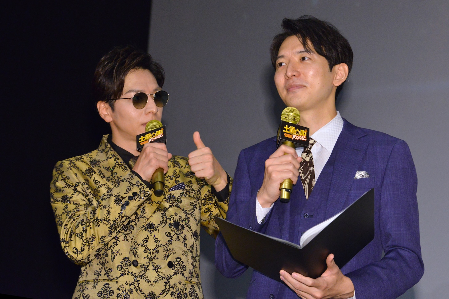 イベントの最後にMCを務めた弟の生田竜聖（右）をねぎらう生田斗真（左）。