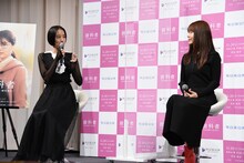 左から石橋静河、有村架純。