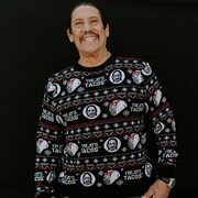 ダニー・トレホの「アグリーホリデーセーター」着用画像。