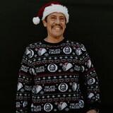 ダニー・トレホの「アグリーホリデーセーター」着用画像。