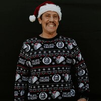 ダニー・トレホの「アグリーホリデーセーター」着用画像。