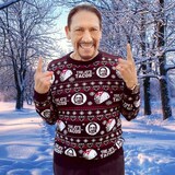 ダニー・トレホの「アグリーホリデーセーター」着用画像。