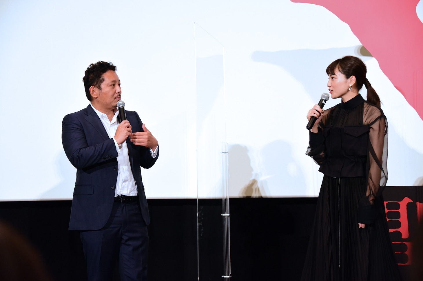 入江悠（左）を問い詰める川口春奈（右）。