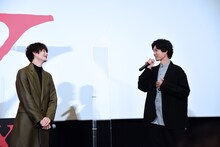 アクションシーンを振り返る岡田将生（左）と薬丸翔（右）。