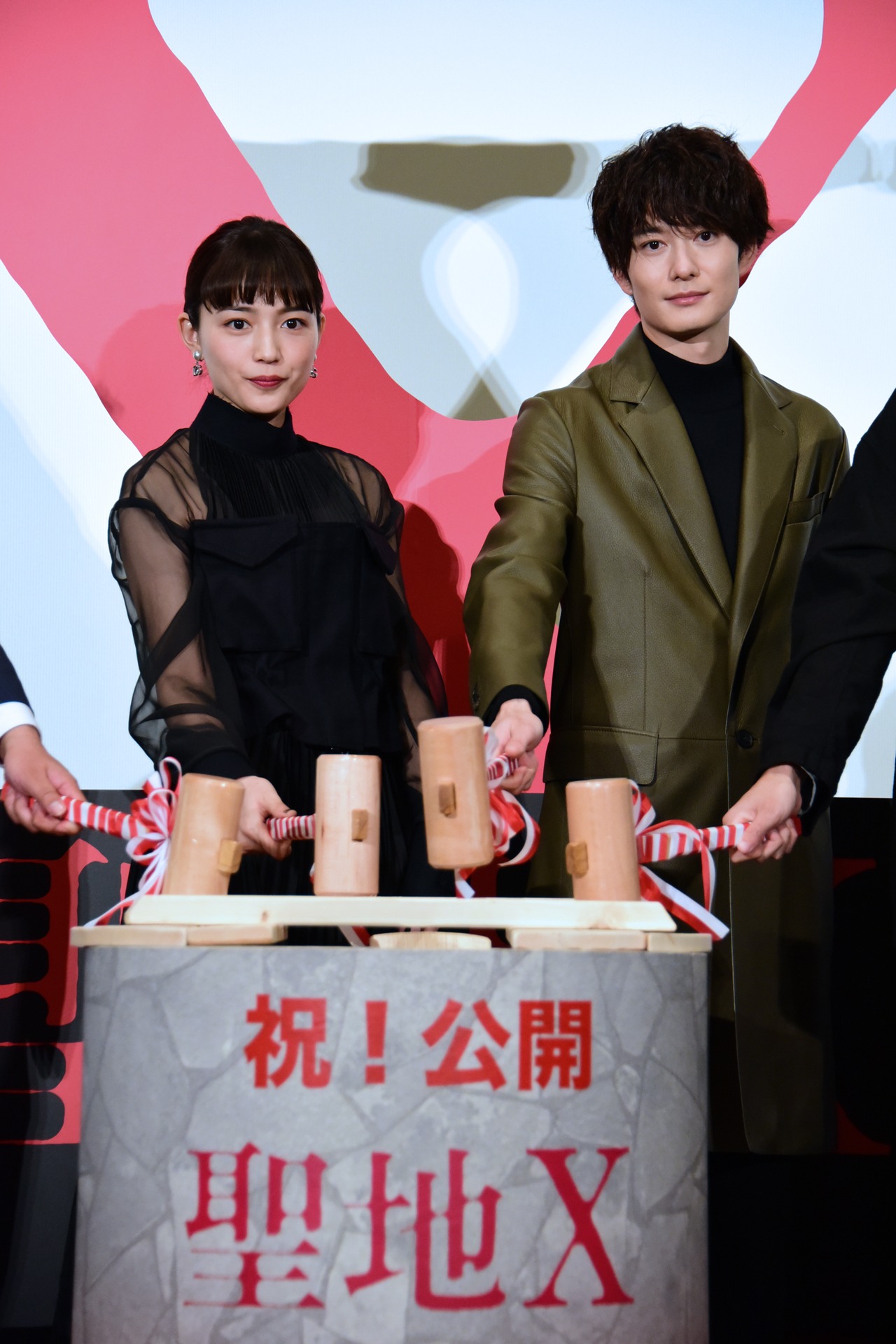 左から川口春奈、岡田将生。