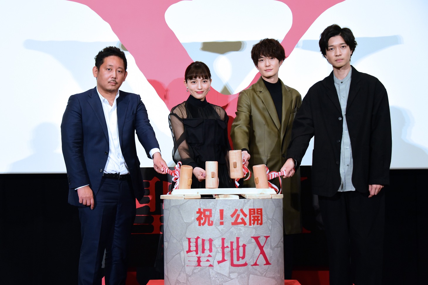 「聖地X」公開記念舞台挨拶にて、左から入江悠、川口春奈、岡田将生、薬丸翔。