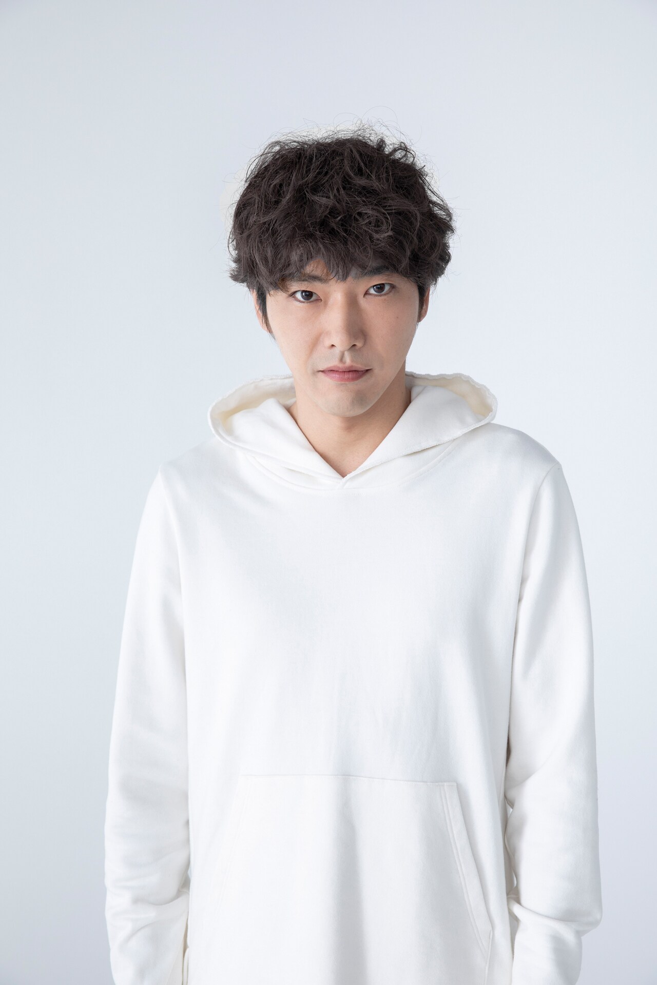 狩岡将貴役の柄本佑。 - 浜辺美波のドラマ「ドクターホワイト