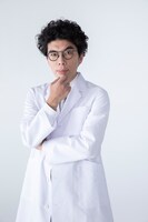 西島耕助役の片桐仁。