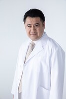 真壁仁役の小手伸也。