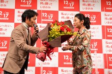 11月20日に誕生日を迎えた小池栄子（右）に花束を贈る安田顕（左）。