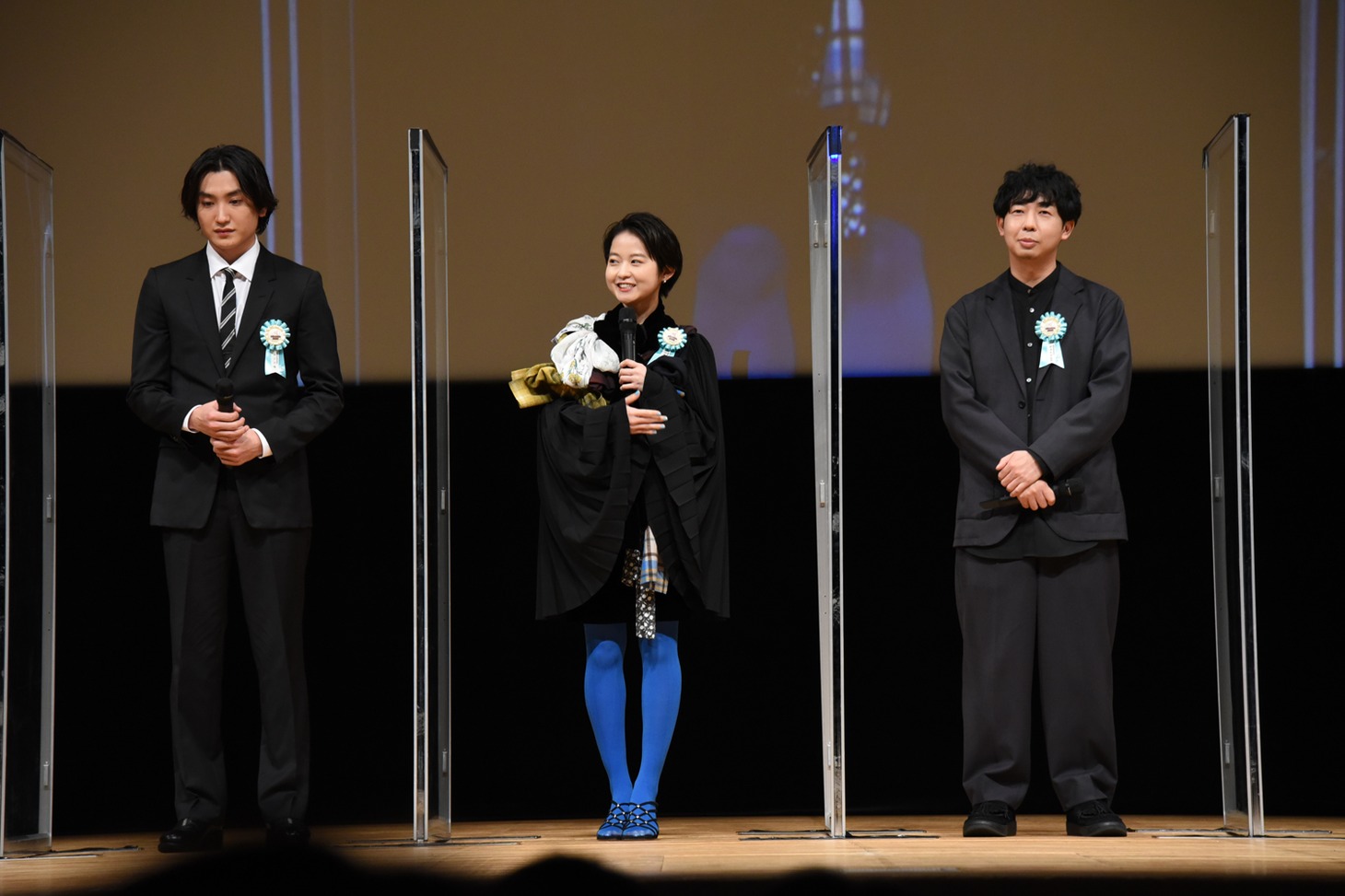 左から金子大地、伊藤万理華、松本壮史。