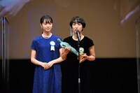 左から駒井蓮、横浜聡子。