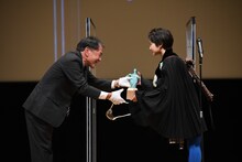 伊藤万理華（右）