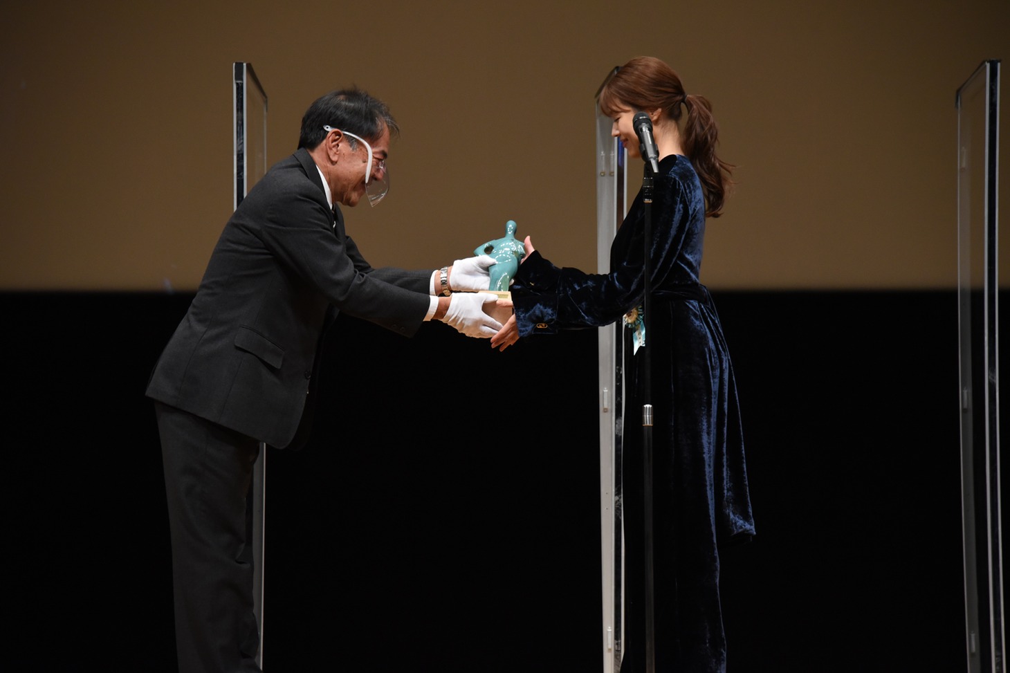 有村架純（右）