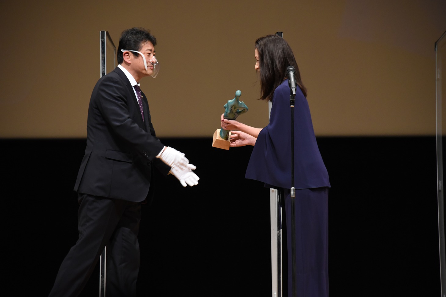 尾野真千子（右）