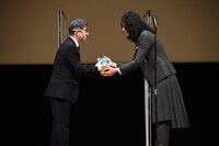 菅田将暉（右）