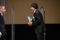 役所広司（右）