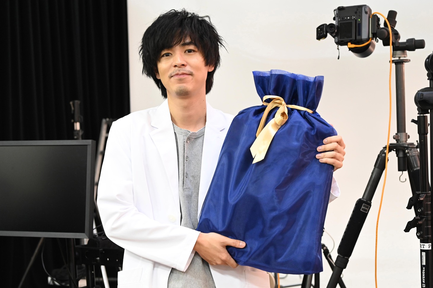 誕生日プレゼントを手にする成田凌。
