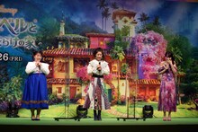 リン＝マニュエル・ミランダからのコメントVTRを観るゆめっち、斎藤瑠希、平野綾。